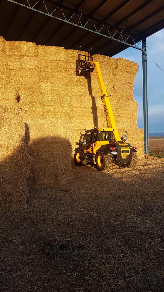 Agricultural Telehandler in action webbline